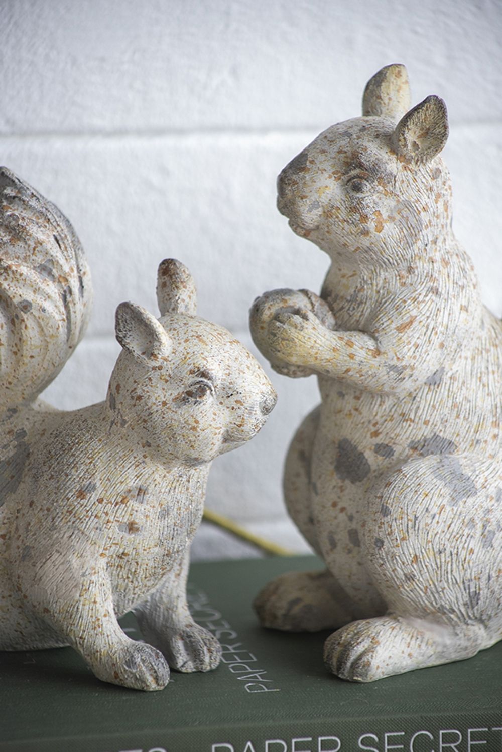 Resin Standing & Lying Down Squirrel Rustic, For Harvest Festival Fall Festival & Thanksgiving Table Decorations (Set of 2) - Antique Cream