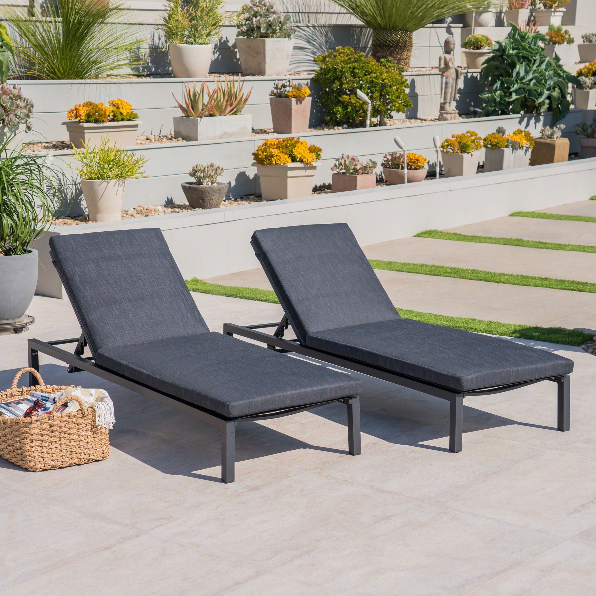 Modern Chaise Lounge With Wate Resistant Fabric Cushions