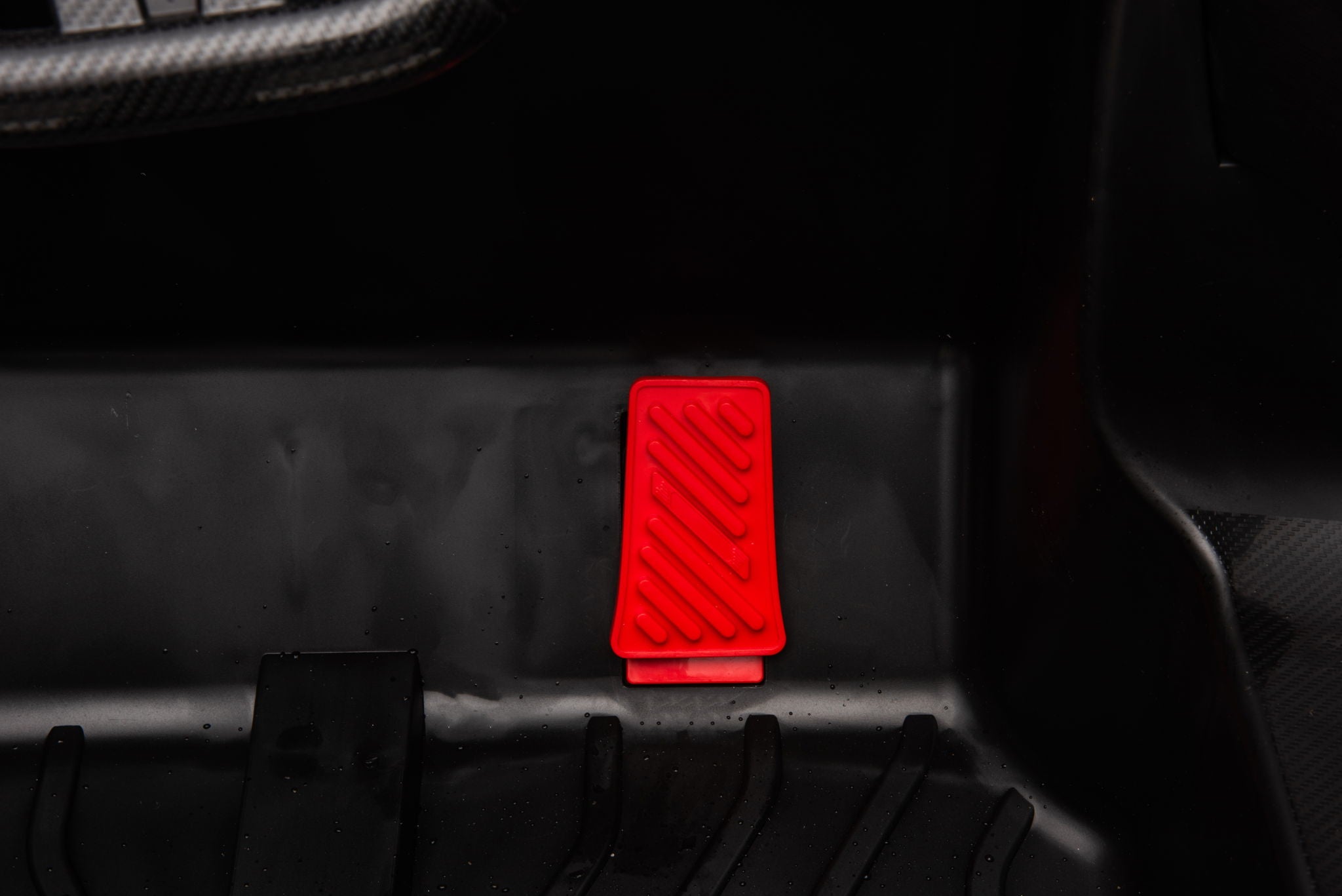 12V7A*1 30W*4 Four-Wheel Drive Seat One Button Start, Forward And Backward, High And Low Speed, Music, Front Light, Power Display, Two Doors Can Open, 2.4G R / C, Seat Belt Four Wheel Absorber