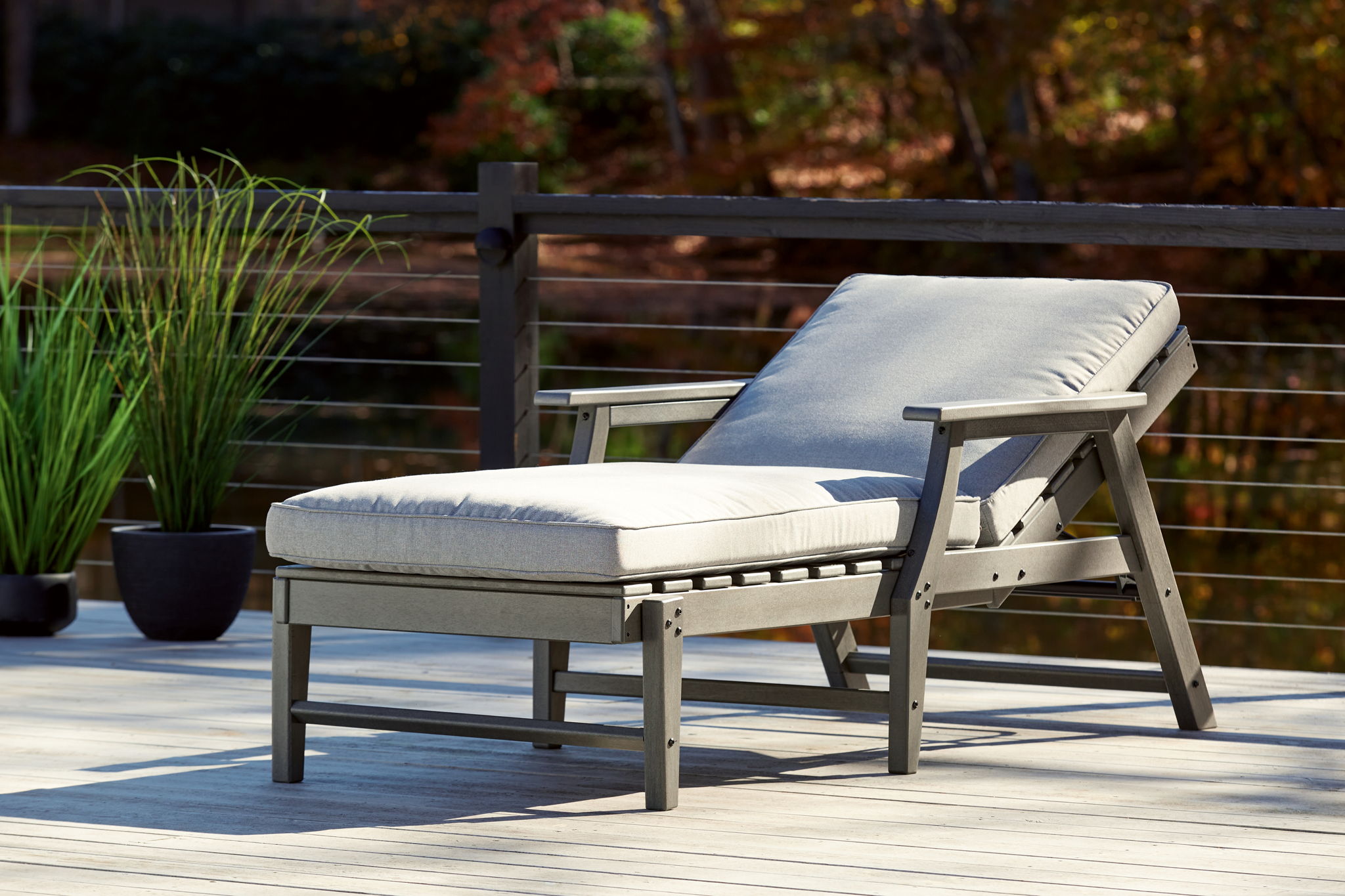 Visola - Chaise Lounge with Cushion - Gray