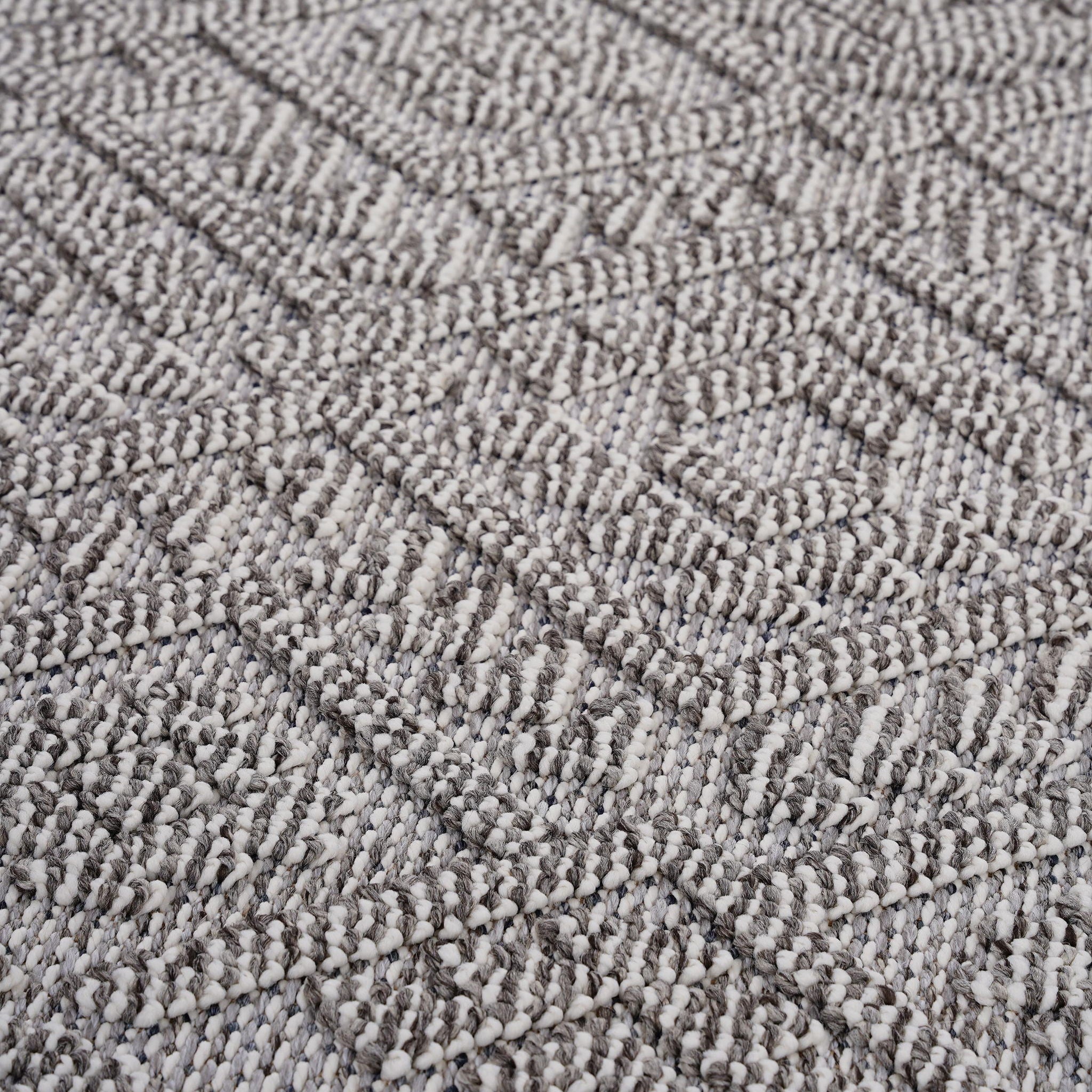 Guros - 8' X 10' Traditional Indoor / Outdoor Area Rug - White