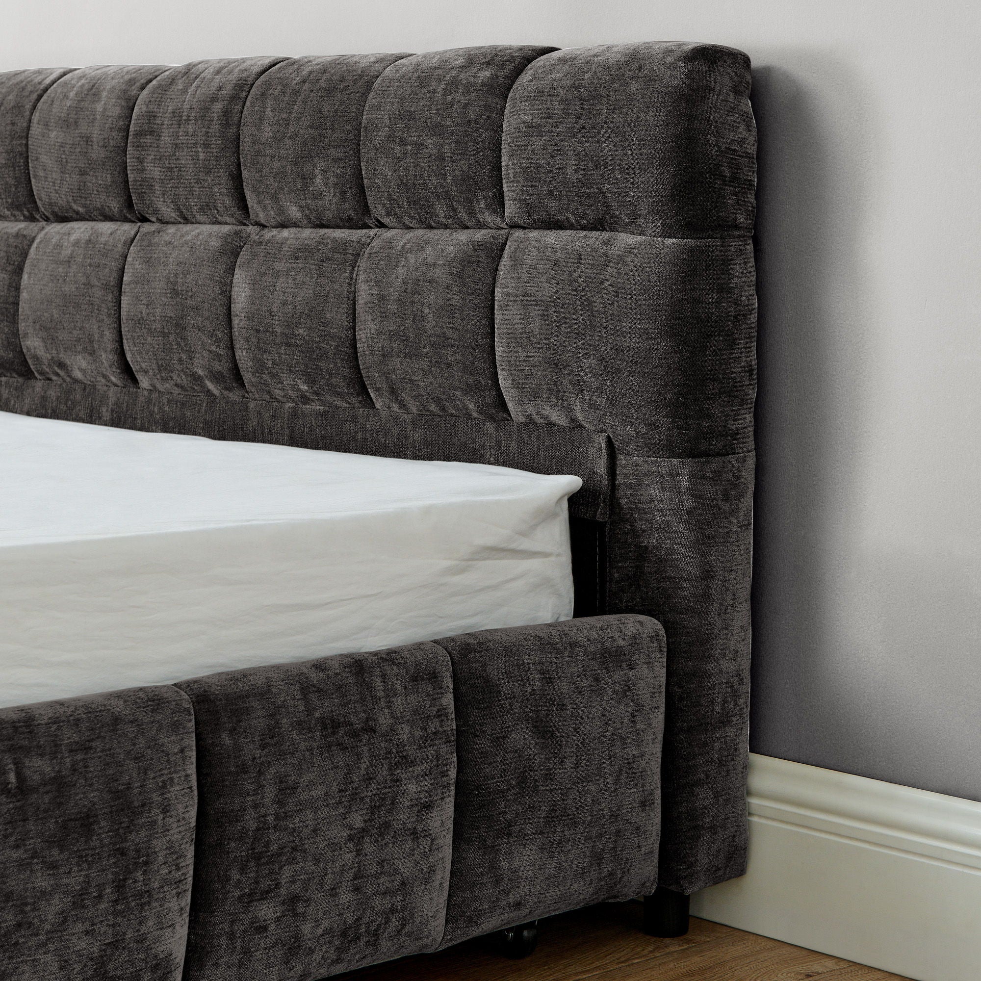 Modern Platform Bed Frame With Thick Fabric