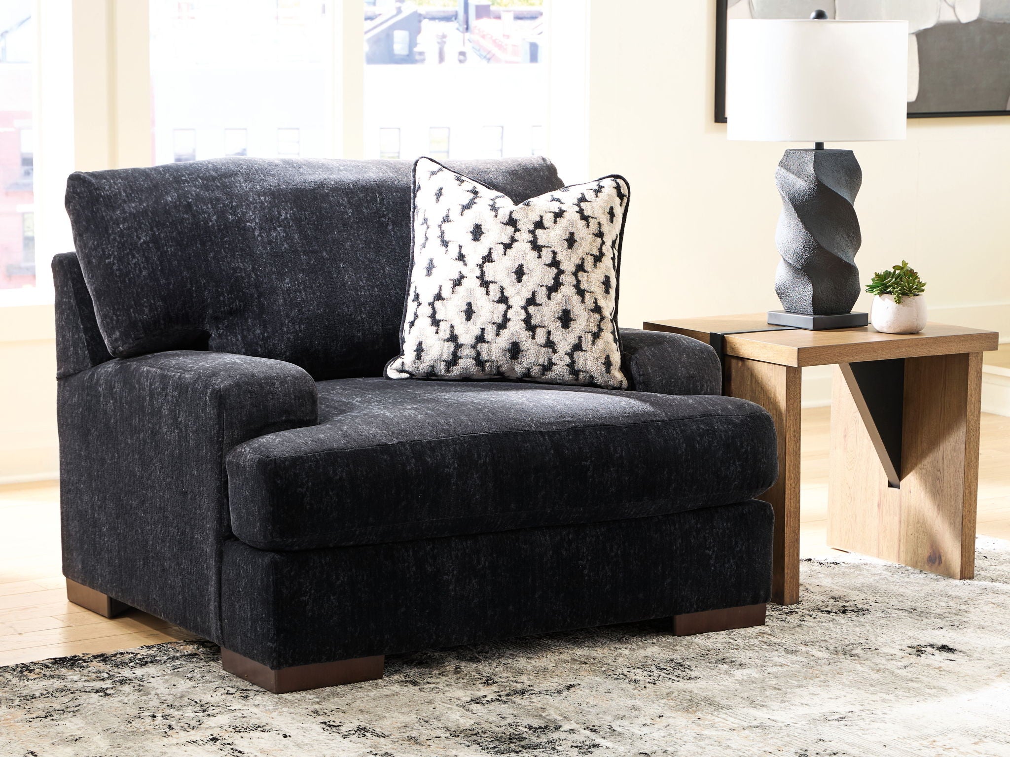 Whitmore Manor - Chair And A Half - Black Pearl