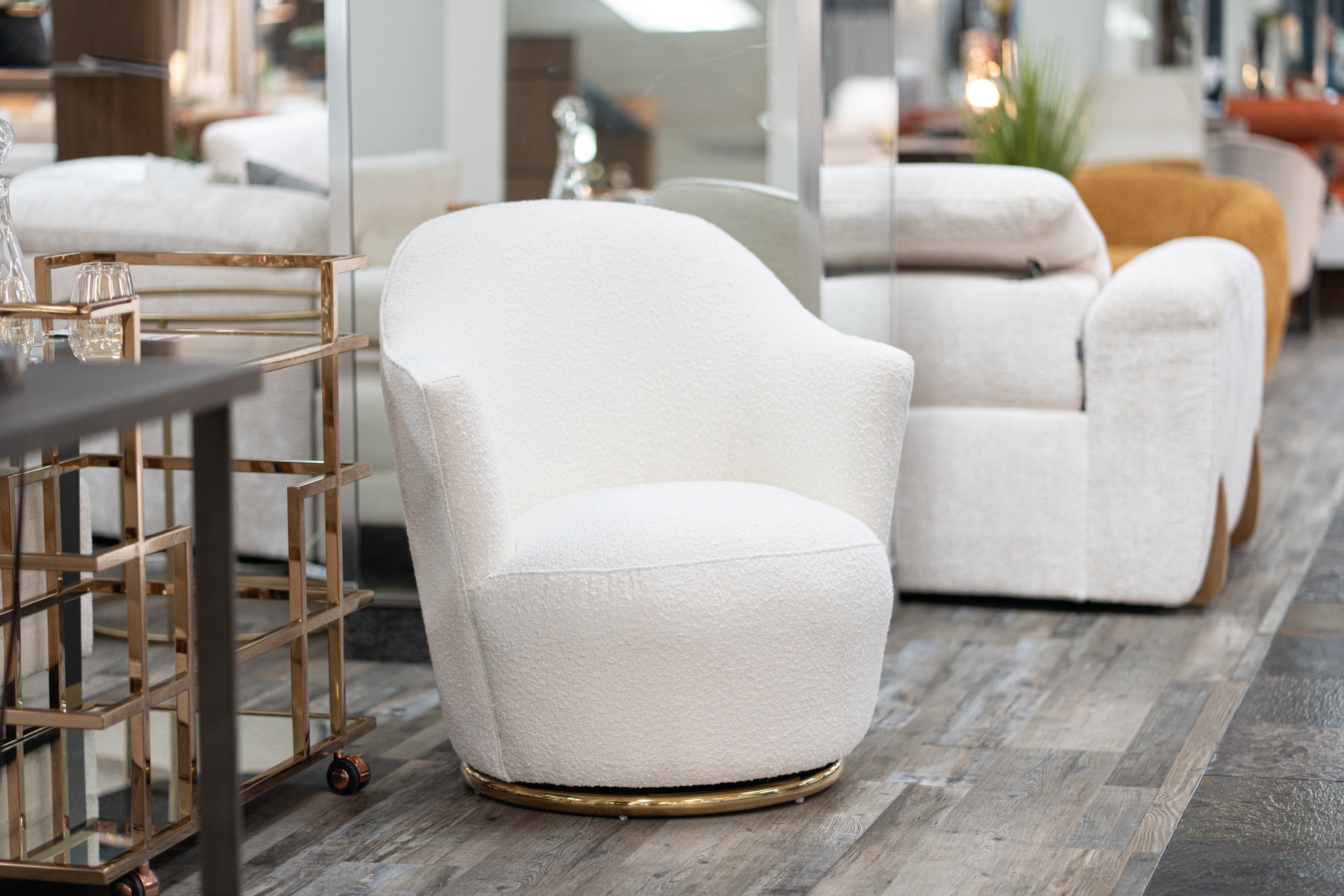 Modrest Vera - Modern Sherpa Swivel Accent Chair