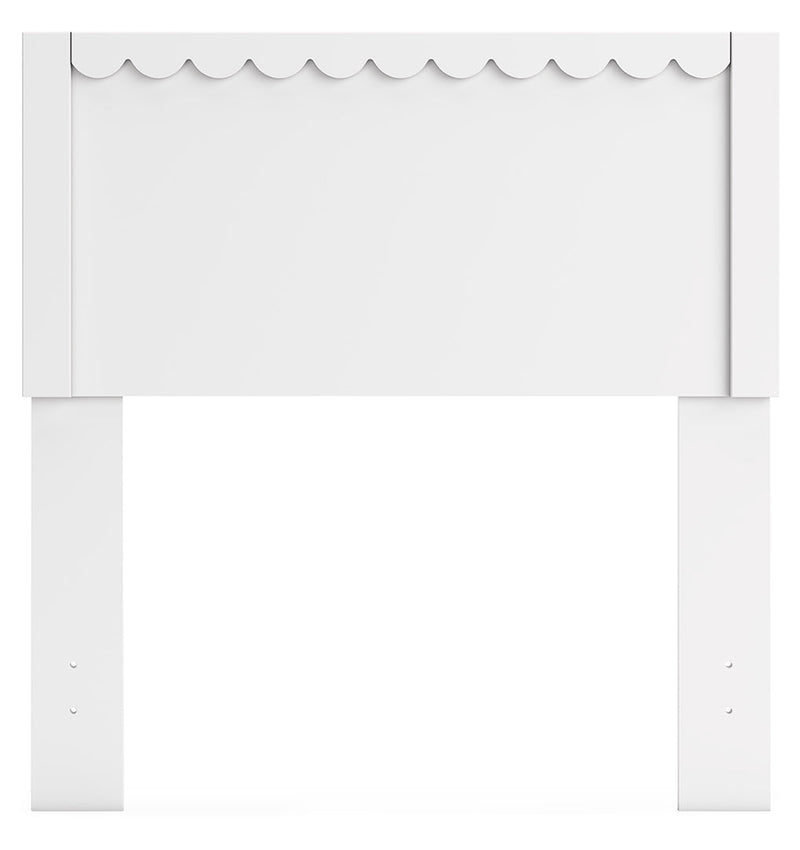 Hallityn White Platform Bedroom Set