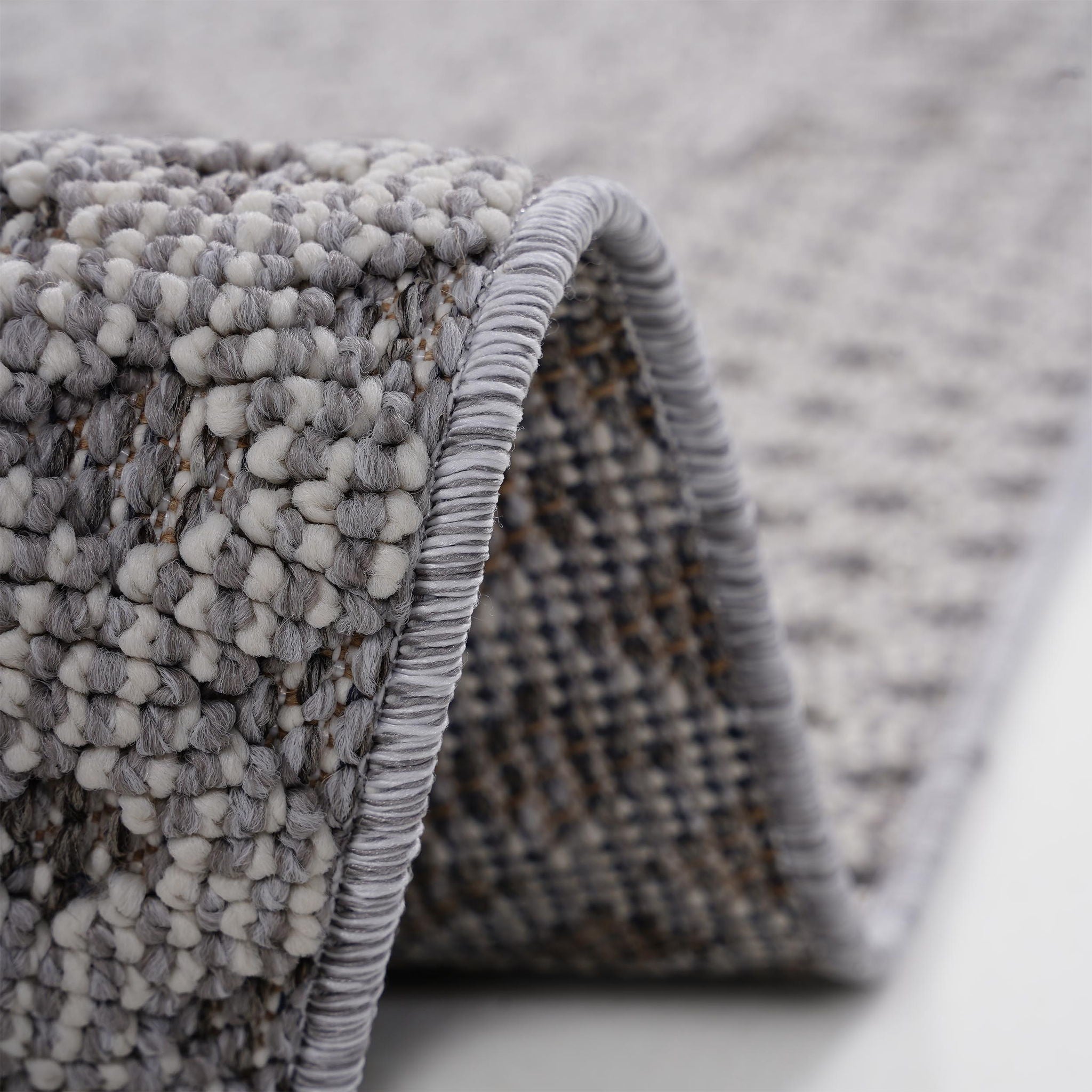 Guros - 4' X 6' Medallion Indoor / Outdoor Area Rug - Gray / White