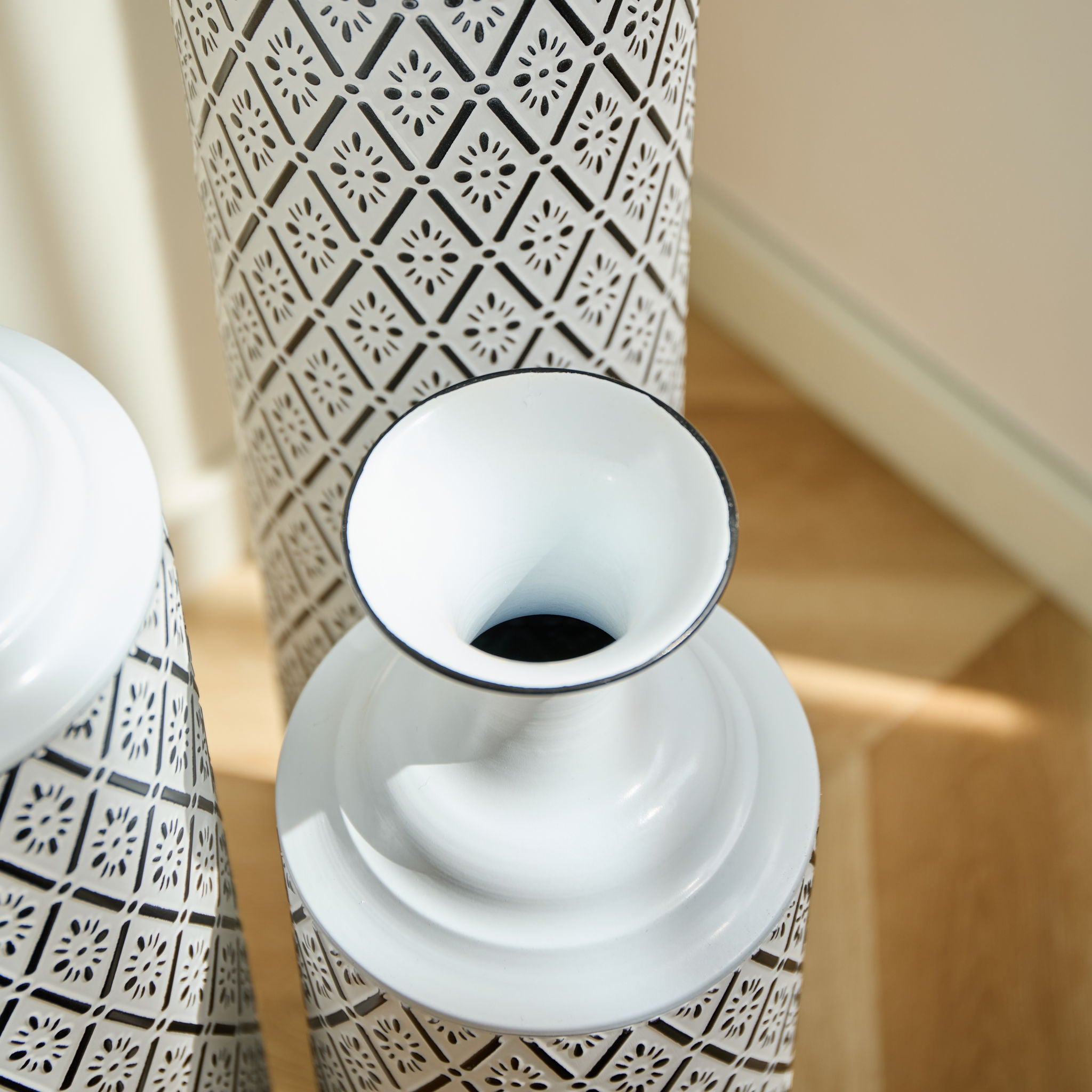 Modern Floor Vase Set Metal Vases With Geometric Pattern, 3 Piece Home Decor Set - White / Black